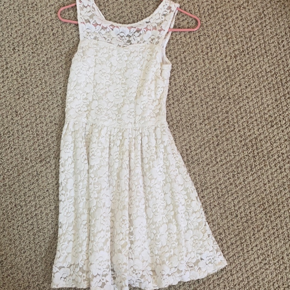 Abercrombie white dress. Fits size women’s Xs.